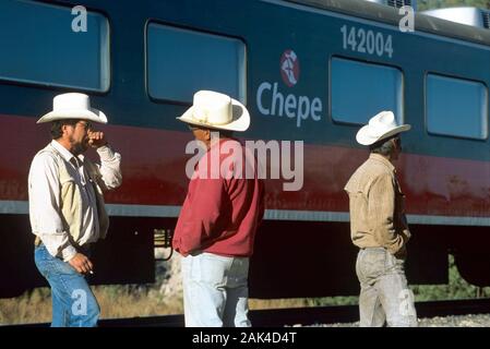 Mexique : attend le "Chepe" train pour quitter le monde d'utilisation | Banque D'Images