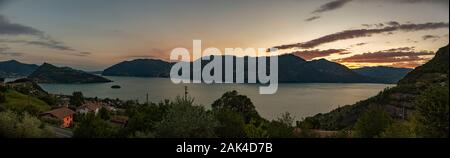 Vue panoramique sur le Lago di Iseo lac d'Iseo, en Italie Banque D'Images