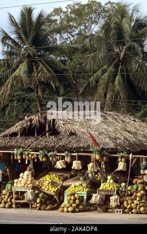 République Dominicaine - bananes et coco sont vendus par la route presque partout dans le monde d'utilisation | Banque D'Images