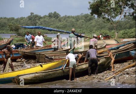 République dominicaine : Bateaux de pêche sur la plage d'utilisation dans le monde entier Sánchez | Banque D'Images