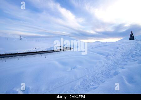 Croix sur un col de la Croix de neige sur la route militaire géorgienne. La Géorgie Banque D'Images