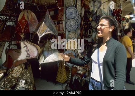 Maroc : Rabat - Boutique de souvenirs dans la Rue des Consuls dans le monde d'utilisation | Banque D'Images