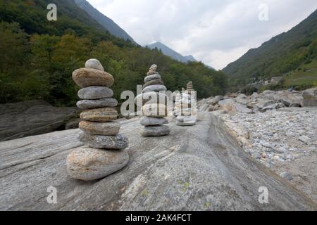 Voir de belles pierres près de Lavertezzo dans le Valle Verzasca, canton Tiino, Suisse. (Photo non datée) | conditions dans le monde entier Banque D'Images