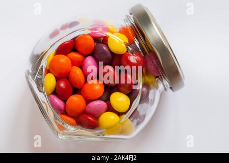 La chaleur douce colorée quilles saveurs fruitées avec un kick épicé des bonbons bonbons dans un bocal en verre Banque D'Images