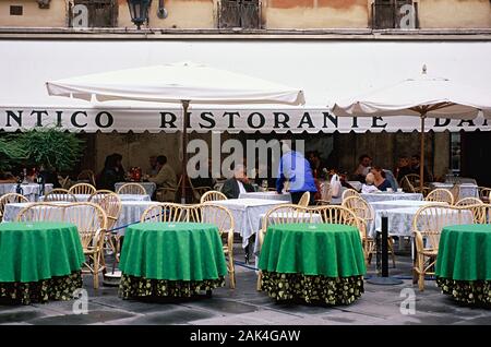 Plusieurs tables sont préparés pour les clients dans le café Dante à l'élégante Piazza dei Signori dans le nord de la ville italienne de Vérone. (Photo non datée) | Banque D'Images