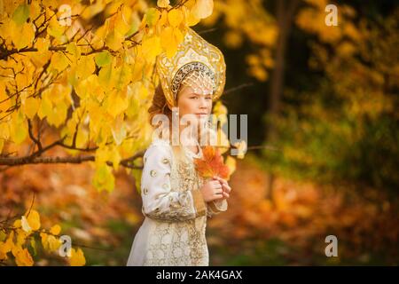 Belle petite fille en costume national russe Banque D'Images