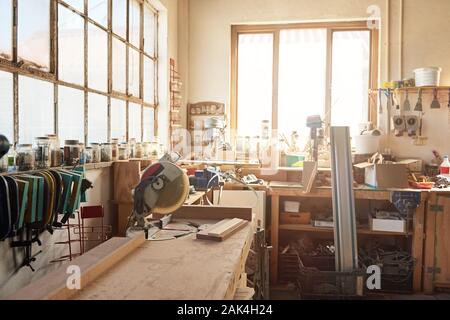 Variété d'outils sur des établis dans un atelier de menuiserie Banque D'Images