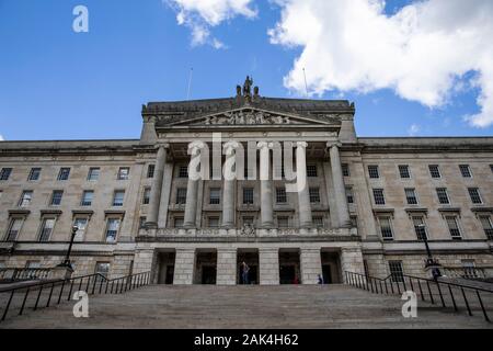 Menant jusqu'à l'avant de Stormont, le bâtiment du parlement de l'Irlande du Nord Banque D'Images