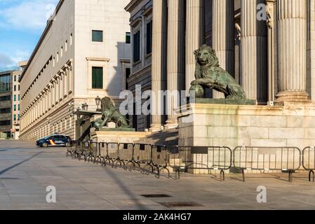 Madrid, Espagne - 1 novembre, 2019 : voiture de police garde l'entrée principale au parlement espagnol. Banque D'Images