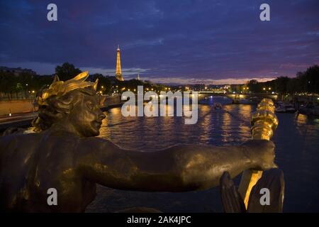 Blick von der Pont Alexandre III. auf und seine Eiffelturm, am Abend, Paris, Frankreich | utilisée dans le monde entier Banque D'Images