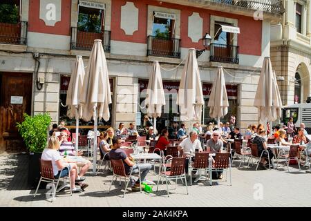 Barcelone, Espagne - 27 avril 2018 : A voir les gens assis à la terrasse d'un restaurant de la rue au Portal de la Pau, à côté de la populaire Las Banque D'Images