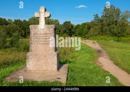 Inscrivez-Memorial et croix dans le village d'Gruziny, Russie, région de Tver, Torzhoksky, district Banque D'Images