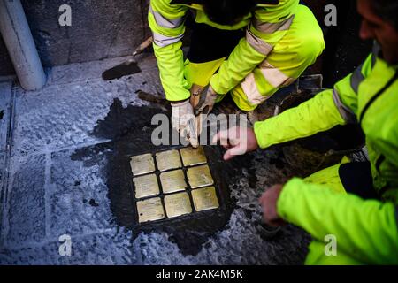 Naples, Italie. 07Th Jan, 2020. Gunter Demnig, artiste et initiateur de l'Stolpersteine posent à la mémoire des victimes de l'époque national-socialiste, les lieux Stolpersteine à Naples. Le projet Stolpersteine le plus grand mémorial décentralisée dans le monde. 07/01/2020, Naples, Italie : Crédit Photo indépendant Srl/Alamy Live News Banque D'Images