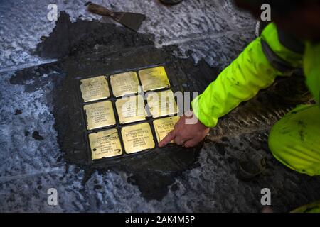 Naples, Italie. 07Th Jan, 2020. Gunter Demnig, artiste et initiateur de l'Stolpersteine posent à la mémoire des victimes de l'époque national-socialiste, les lieux Stolpersteine à Naples. Le projet Stolpersteine le plus grand mémorial décentralisée dans le monde. 07/01/2020, Naples, Italie : Crédit Photo indépendant Srl/Alamy Live News Banque D'Images