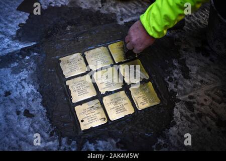 Naples, Italie. 07Th Jan, 2020. Gunter Demnig, artiste et initiateur de l'Stolpersteine posent à la mémoire des victimes de l'époque national-socialiste, les lieux Stolpersteine à Naples. Le projet Stolpersteine le plus grand mémorial décentralisée dans le monde. 07/01/2020, Naples, Italie : Crédit Photo indépendant Srl/Alamy Live News Banque D'Images