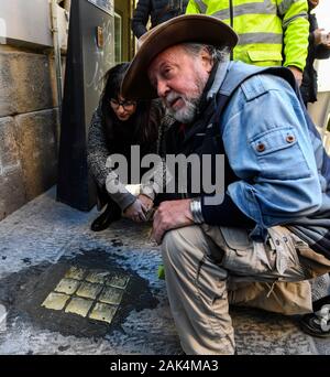 Naples, Italie. 07Th Jan, 2020. Gunter Demnig, artiste et initiateur de l'Stolpersteine posent à la mémoire des victimes de l'époque national-socialiste, les lieux Stolpersteine à Naples. Le projet Stolpersteine le plus grand mémorial décentralisée dans le monde. 07/01/2020, Naples, Italie : Crédit Photo indépendant Srl/Alamy Live News Banque D'Images