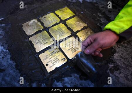 Naples, Italie. 07Th Jan, 2020. Gunter Demnig, artiste et initiateur de l'Stolpersteine posent à la mémoire des victimes de l'époque national-socialiste, les lieux Stolpersteine à Naples. Le projet Stolpersteine le plus grand mémorial décentralisée dans le monde. 07/01/2020, Naples, Italie : Crédit Photo indépendant Srl/Alamy Live News Banque D'Images