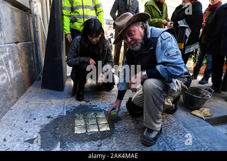 Naples, Italie. 07Th Jan, 2020. Gunter Demnig, artiste et initiateur de l'Stolpersteine posent à la mémoire des victimes de l'époque national-socialiste, les lieux Stolpersteine à Naples. Le projet Stolpersteine le plus grand mémorial décentralisée dans le monde. 07/01/2020, Naples, Italie : Crédit Photo indépendant Srl/Alamy Live News Banque D'Images