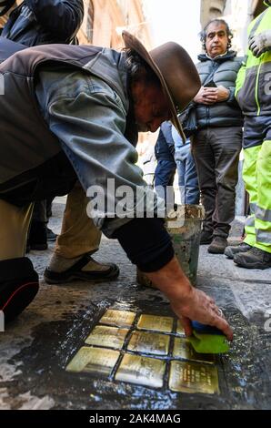 Naples, Italie. 07Th Jan, 2020. Gunter Demnig, artiste et initiateur de l'Stolpersteine posent à la mémoire des victimes de l'époque national-socialiste, les lieux Stolpersteine à Naples. Le projet Stolpersteine le plus grand mémorial décentralisée dans le monde. 07/01/2020, Naples, Italie : Crédit Photo indépendant Srl/Alamy Live News Banque D'Images