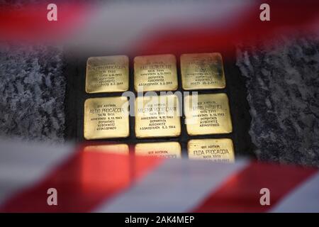 Naples, Italie. 07Th Jan, 2020. Gunter Demnig, artiste et initiateur de l'Stolpersteine posent à la mémoire des victimes de l'époque national-socialiste, les lieux Stolpersteine à Naples. Le projet Stolpersteine le plus grand mémorial décentralisée dans le monde. 07/01/2020, Naples, Italie : Crédit Photo indépendant Srl/Alamy Live News Banque D'Images