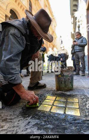 Naples, Italie. 07Th Jan, 2020. Gunter Demnig, artiste et initiateur de l'Stolpersteine posent à la mémoire des victimes de l'époque national-socialiste, les lieux Stolpersteine à Naples. Le projet Stolpersteine le plus grand mémorial décentralisée dans le monde. 07/01/2020, Naples, Italie : Crédit Photo indépendant Srl/Alamy Live News Banque D'Images