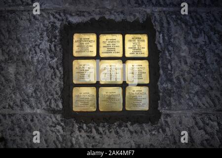 Naples, Italie. 07Th Jan, 2020. Gunter Demnig, artiste et initiateur de l'Stolpersteine posent à la mémoire des victimes de l'époque national-socialiste, les lieux Stolpersteine à Naples. Le projet Stolpersteine le plus grand mémorial décentralisée dans le monde. 07/01/2020, Naples, Italie : Crédit Photo indépendant Srl/Alamy Live News Banque D'Images