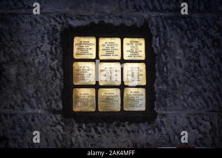 Naples, Italie. 07Th Jan, 2020. Gunter Demnig, artiste et initiateur de l'Stolpersteine posent à la mémoire des victimes de l'époque national-socialiste, les lieux Stolpersteine à Naples. Le projet Stolpersteine le plus grand mémorial décentralisée dans le monde. 07/01/2020, Naples, Italie : Crédit Photo indépendant Srl/Alamy Live News Banque D'Images