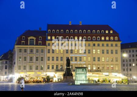 'Hôtel de Saxe' am Neumarkt und Denkmal Friedrich August II., am Abend, Dresde | utilisée dans le monde entier Banque D'Images