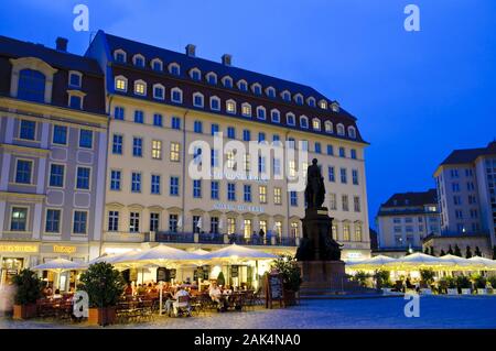 'Hôtel de Saxe' am Neumarkt und Denkmal Friedrich August II., am Abend, Dresde | utilisée dans le monde entier Banque D'Images