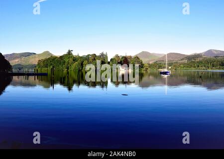 Keswick, Cumbria, Royaume-Uni. 10 juin, 2019. Le paisible lac de Derwent water dans la magnifique Lake district avec le Cumbrian Mountains en arrière-plan un Banque D'Images