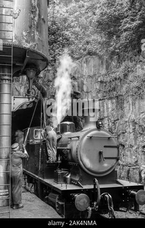 Deux hommes travaillant en service à la station service, Haverthwaite que fer, UK Banque D'Images