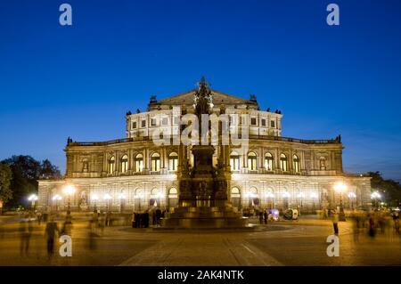 Kreuzstraße mit und Semperoper König-Johann-Denkmal, am Abend, Dresde | utilisée dans le monde entier Banque D'Images