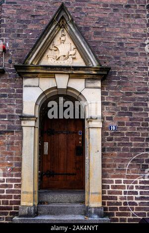 Copenhague, Nikolaj bâtiment de l'Église détail. Porte d'entrée avec détail sculptural Banque D'Images