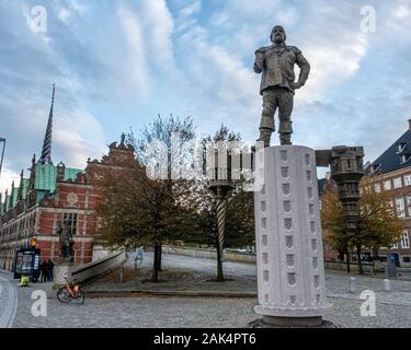 Statue en bronze du roi Christian IV sur socle avec stock exchange Tower, Tour Ronde et tour Rosenborg par le sculpteur Hans Pauli Olsen, Copenhague Banque D'Images