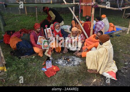 Kolkata, Inde. 07Th Jan, 2020. Pèlerins et sadhus sont vus à l'Gangasagar Mela un camp de transit sur le chemin de l'assemblée annuelle à la fête hindoue de l'île Sagar à plonger là à confluent du Gange et de la baie du Bengale, à la prochaine occasion de le Makar Sankranti sur la révision à mi-janvier. (Photo par Biswarup Ganguly/Pacific Press) Credit : Pacific Press Agency/Alamy Live News Banque D'Images