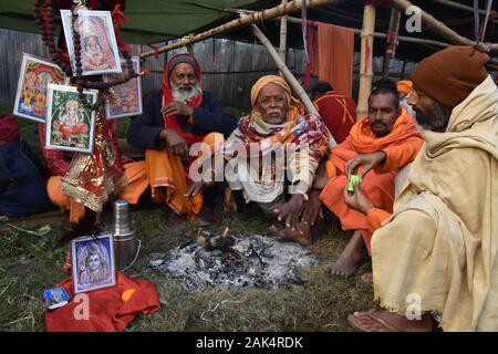 Kolkata, Inde. 07Th Jan, 2020. Pèlerins et sadhus sont vus à l'Gangasagar Mela un camp de transit sur le chemin de l'assemblée annuelle à la fête hindoue de l'île Sagar à plonger là à confluent du Gange et de la baie du Bengale, à la prochaine occasion de le Makar Sankranti sur la révision à mi-janvier. (Photo par Biswarup Ganguly/Pacific Press) Credit : Pacific Press Agency/Alamy Live News Banque D'Images