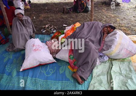 Kolkata, Inde. 07Th Jan, 2020. Pèlerins et sadhus sont vus à l'Gangasagar Mela un camp de transit sur le chemin de l'assemblée annuelle à la fête hindoue de l'île Sagar à plonger là à confluent du Gange et de la baie du Bengale, à la prochaine occasion de le Makar Sankranti sur la révision à mi-janvier. (Photo par Biswarup Ganguly/Pacific Press) Credit : Pacific Press Agency/Alamy Live News Banque D'Images