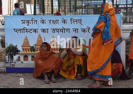 Kolkata, Inde. 07Th Jan, 2020. Pèlerins et sadhus sont vus à l'Gangasagar Mela un camp de transit sur le chemin de l'assemblée annuelle à la fête hindoue de l'île Sagar à plonger là à confluent du Gange et de la baie du Bengale, à la prochaine occasion de le Makar Sankranti sur la révision à mi-janvier. (Photo par Biswarup Ganguly/Pacific Press) Credit : Pacific Press Agency/Alamy Live News Banque D'Images