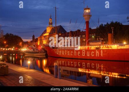 L'Emden : Museums-Feuerschiff Amrumbank/Deutsche Bucht im Ratsdelft ( =kleiner Teil des Emder Hafens), am Abend, Ostfriesland | conditions dans le monde entier Banque D'Images