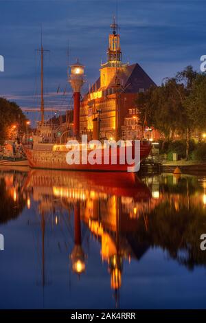 L'Emden : Museums-Feuerschiff Amrumbank/Deutsche Bucht im Ratsdelft ( =kleiner Teil des Emder Hafens), am Abend, Ostfriesland | conditions dans le monde entier Banque D'Images