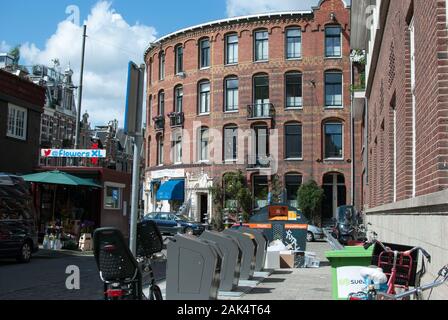 Bâtiment dans les rues d'Amsterdam, représentant la vie urbaine, la business et le logement Banque D'Images