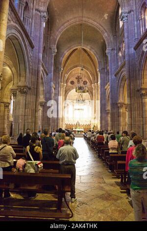 Covadonga : Messe in der Kathedrale, Spanien Norden | conditions dans le monde entier Banque D'Images