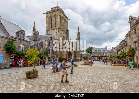 Locronan est un village de Bretagne, dans le nord-ouest de la France, avec une population et est membre de l'Les Plus Beaux Villages de France . Banque D'Images