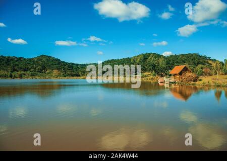 Petite cabane rustique reflétée sur le bord de lac de l'eau limpide près de Cambara do Sul. Une ville avec des attractions touristiques naturelles dans le sud du Brésil. Banque D'Images