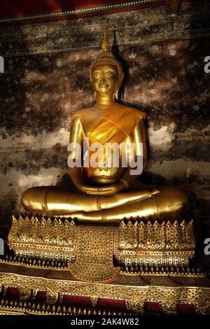 Thaïlande Bangkok Wat Suthat Thepwararam - méditer golden Buddha statue au coucher du soleil Banque D'Images