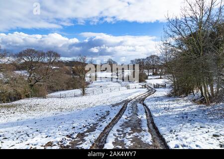 Une scène d'hiver dans la région de Gill Beck, vallée de Baildon, Yorkshire. Banque D'Images