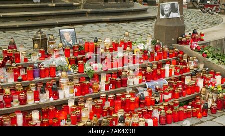 Karel Gott, une chanteuse de musique populaire de la République tchèque, est mort. Lieu Commémoratif avec des bougies, des photos, les messages et les roses, les gens Banque D'Images