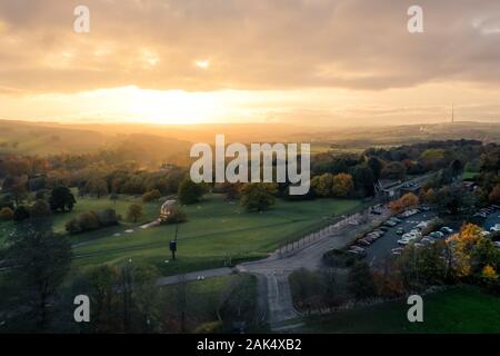 Vue aérienne de la base autour de la Yorkshire Sculpture Park, près de Wakefield au cours d'un magnifique coucher de soleil en novembre 2019 Banque D'Images