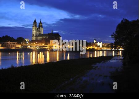 Magdeburg : Blick über die Elbe auf den Magdeburger Dom und die Innenstadt, am Abend, Leipzig | utilisée dans le monde entier Banque D'Images