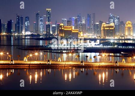 Le Qatar Emirat Katar : naechtliche Skyline von suis Persischen golf de Doha, Dubaï | utilisée dans le monde entier Banque D'Images